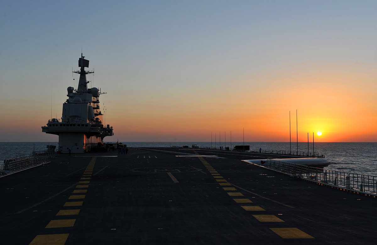 2012年10月28日,探访中国海军第一艘航空母舰辽宁舰.***_***夕照辽宁