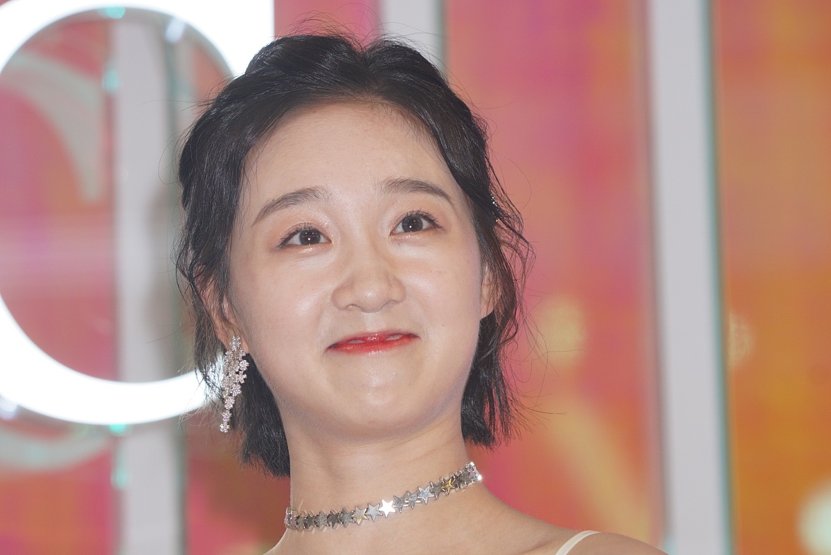 贾静雯抱病亮相七夕活动"泡面头"时髦  "101"李子璇仙气上衣小露香肩