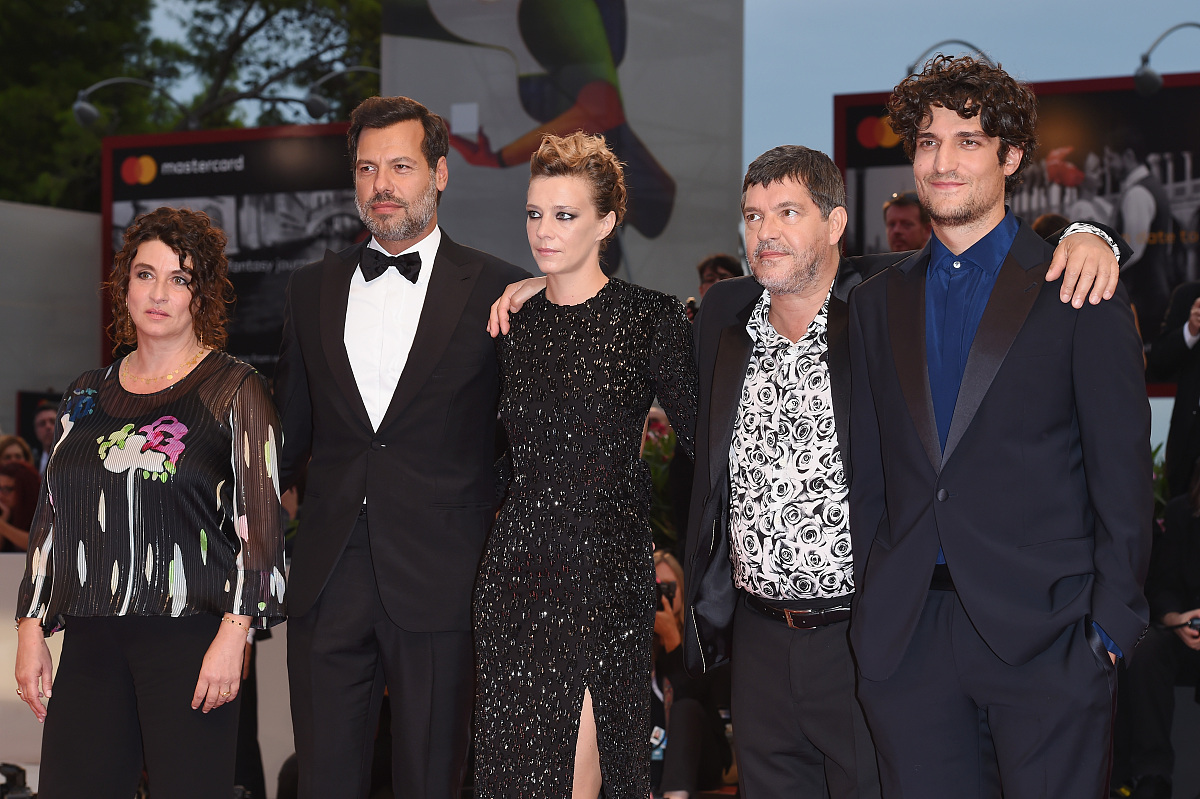 compare cast away and The Revenant in detail