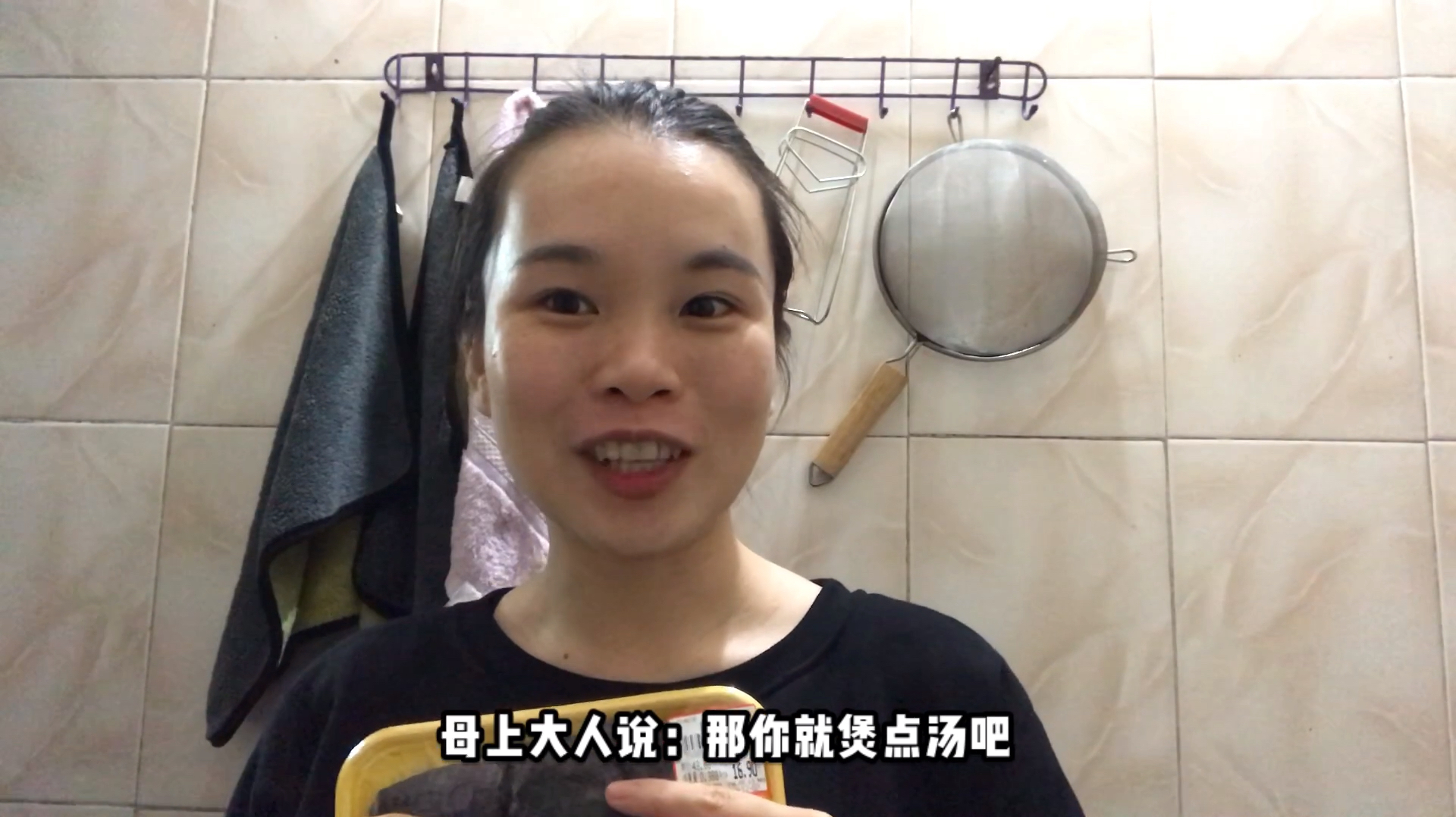 冬天寒冷,广东妹子又开始煲广东老火汤:竹丝鸡茯神汤,营养鲜美