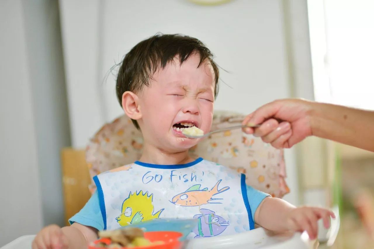 孩子吃饭如同打仗,妈妈头都大了,什么原因让孩子不愿吃饭? 孩子出生后,父母担忧孩子不吃奶,宝宝稍稍长大后,不吃饭的问题又接着出现了,看着自己娃娃总是不愿吃饭,这让家长非常苦恼。孩子爱挑食偏食的毛病,在上幼儿园的时候最为明显,父母追着喂食都不好使。在此,笔者盘点了几种孩子不愿意吃饭的原因,希望能对各位父母有帮助。 添加辅食的时间点出错 根据我国的专家经过研究后建议,宝宝在出生的第4至6个月时适合添加辅食,但要注意不得早于4月龄,也不得晚于8月龄。若是添加辅食的时间点不对,一是会增加宝宝的肠胃负担,二是会