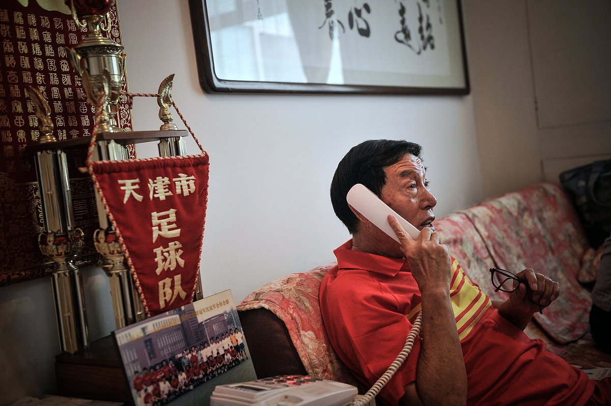 ***_***接受采访的时候,沈福儒特意换上红黄相间的复刻版"老梅花",这