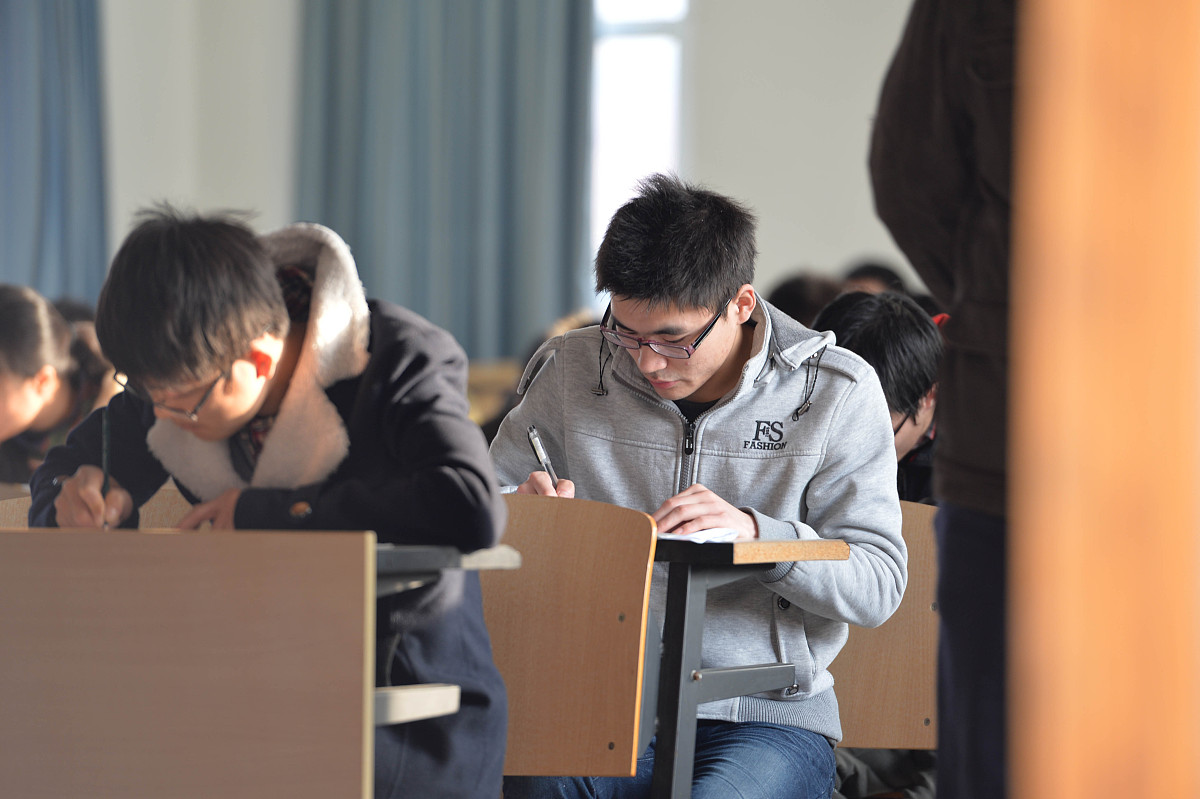 2014年12月27日,2015年全国硕士研究生招生考试上海交通大学考点,考生