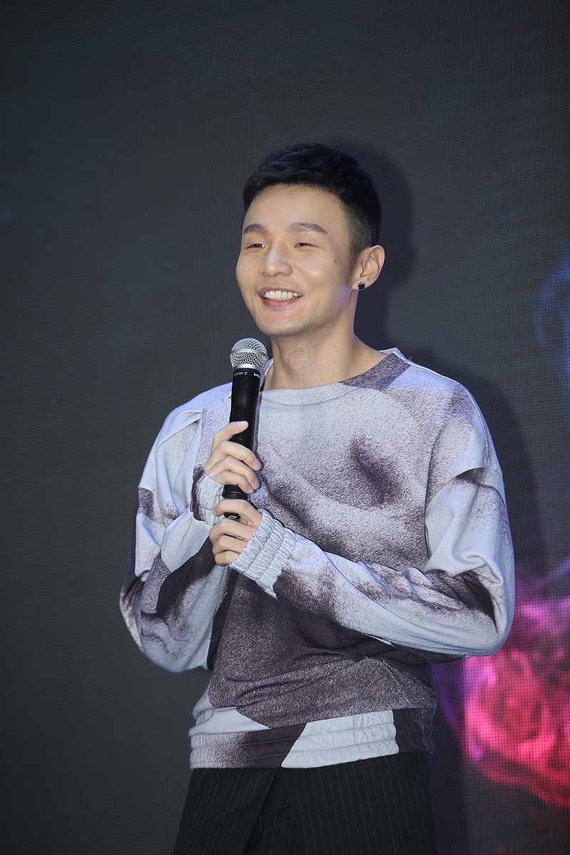 在多看一眼就会爆炸是什么歌