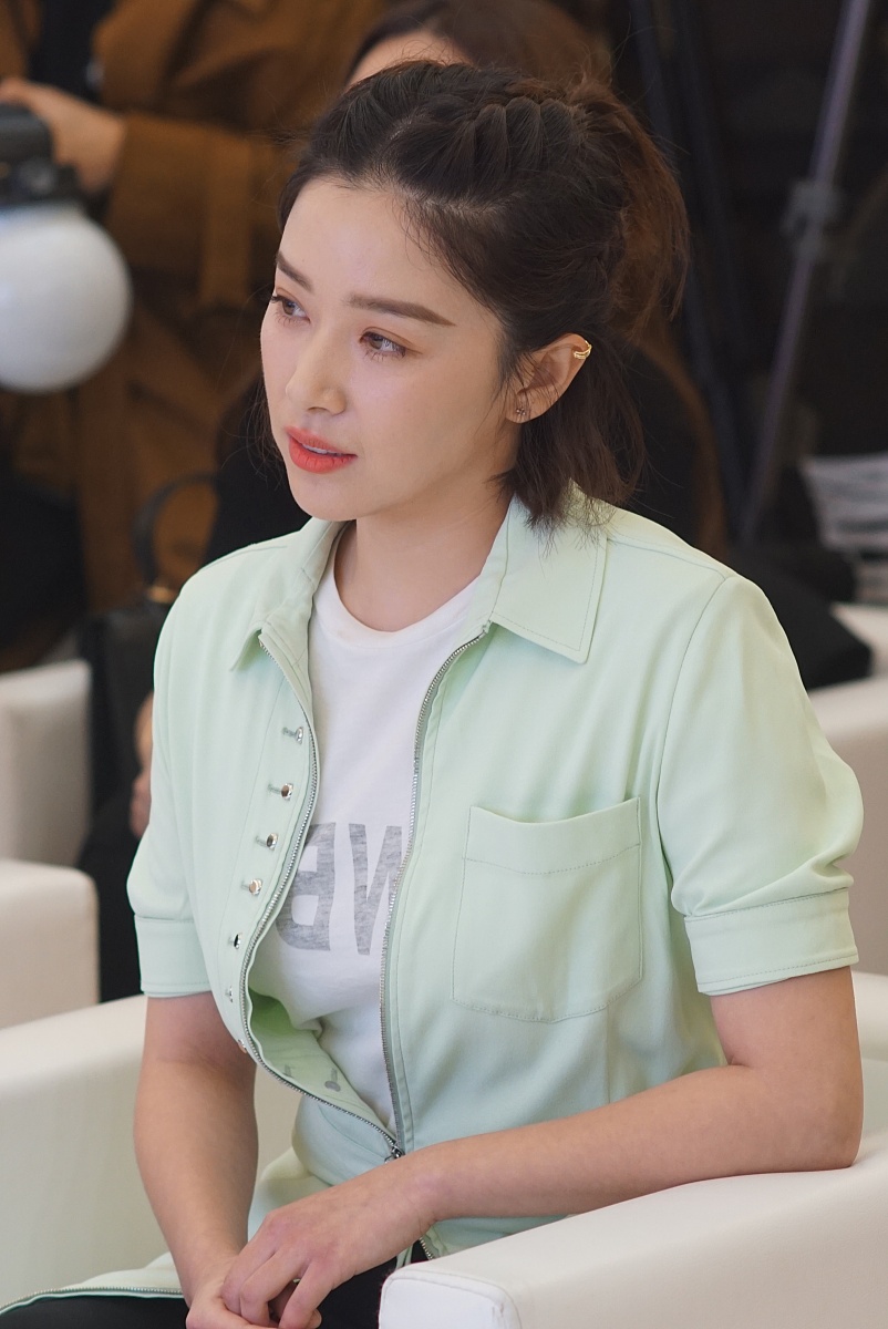 阚清子水绿外套清新亮相扎小辫笑弯腰   "90后"作家张皓宸西装亮相显