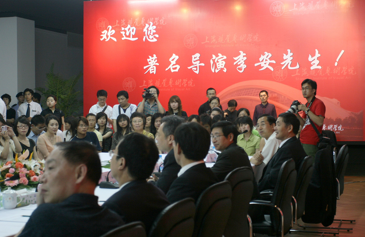 请撰写导致 Z招商信诺人寿保险公司销售人员培训体系问题的内部原因： 业务员作业模式的特殊性