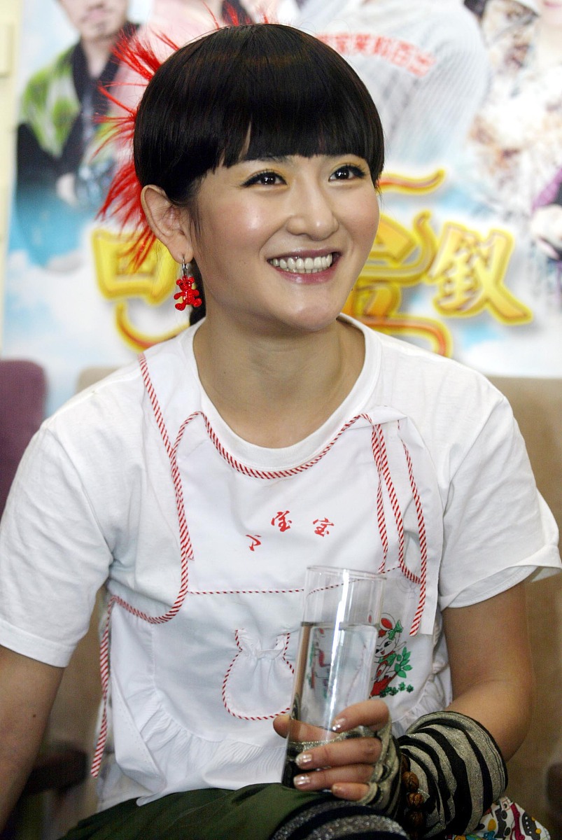 2007年2月5日,国内娱乐圈多栖明星谢娜身着一件可爱的小宝宝肚兜来到