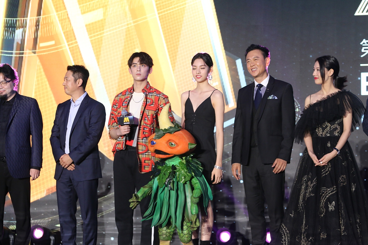 21届上海电影节:杨幂佟丽娅单白t依旧女神 亲密热聊放电