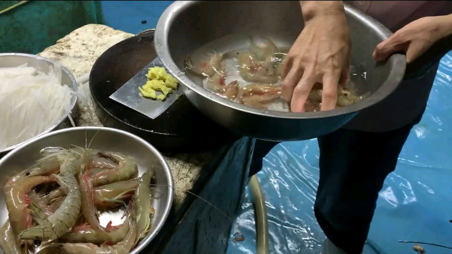 为了奖励兄弟们的辛苦付出,阿展特意挑选了大虾,让大伙饱吃一顿