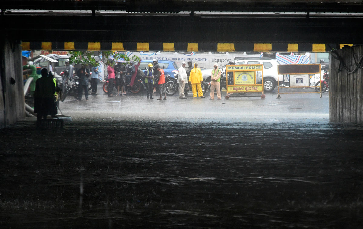 通顺下面的句子：路面严重积水导致汽车工厂被淹和地铁停运的共现率均不足01尽管共现率较低但一旦发生造成严重的经济损失。汽车工厂被淹与路面积水、重大经济损失的共现率均较低尽管在日常生活中工厂被淹总会伴随着重大经济损失但由于工厂被淹的次数少从而导致共现率较低。漫堤洪水和线路损坏的共现率为0说明在增城地区该情况尚未发生。