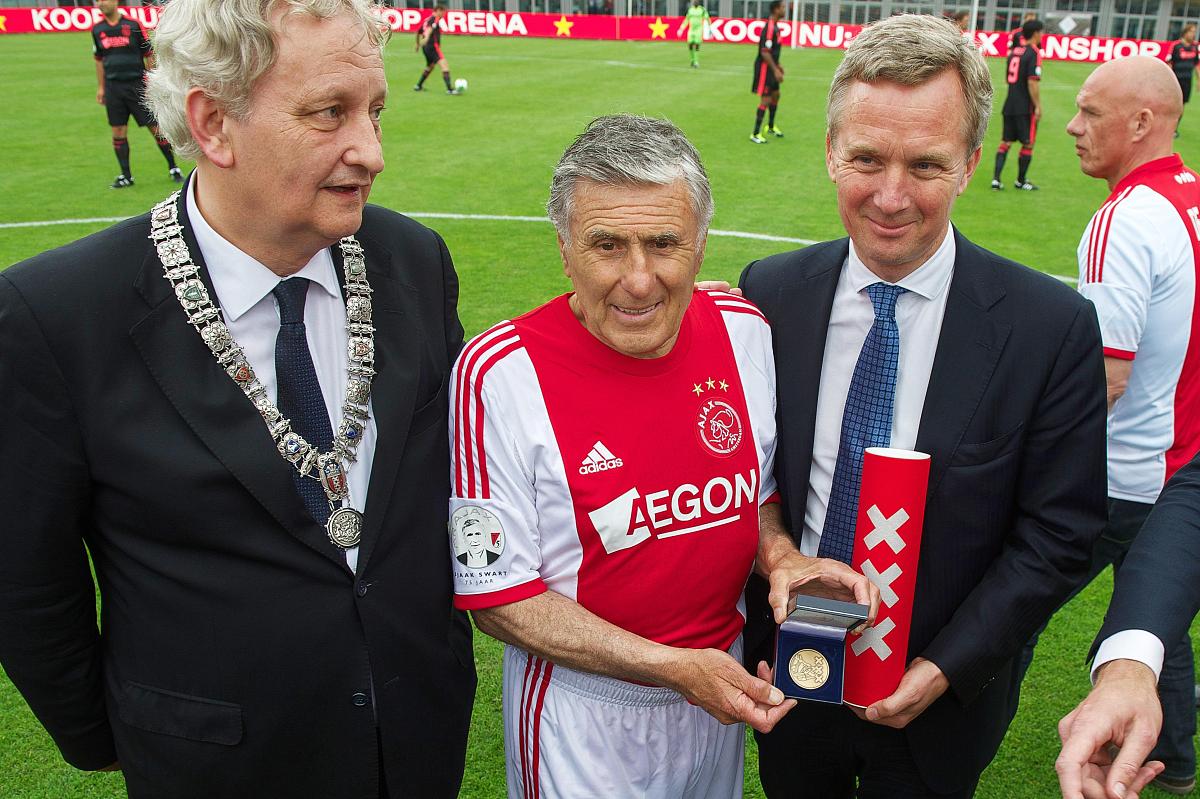 (l-r) major eberhard van der laan of amsterdam, sjaak swart with