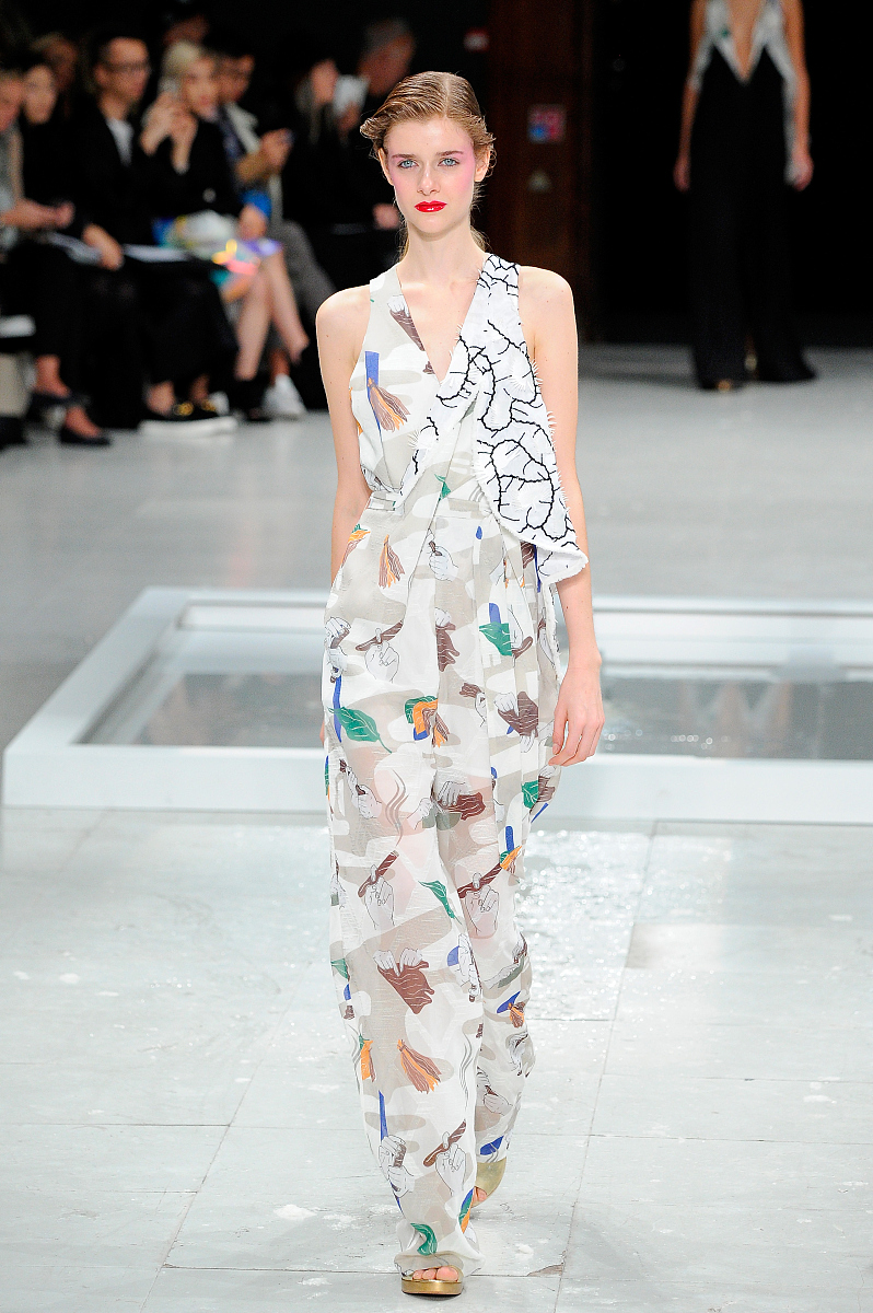 2015年10月3日讯,巴黎,当地时间2日,2016巴黎春夏时装周:chalayan 品