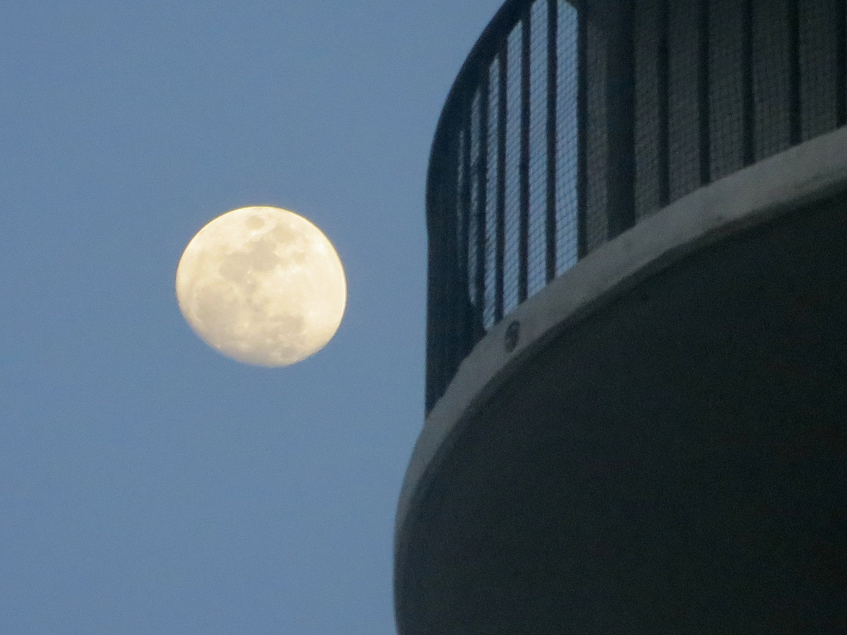 描写月亮的诗句：200字优美诗篇