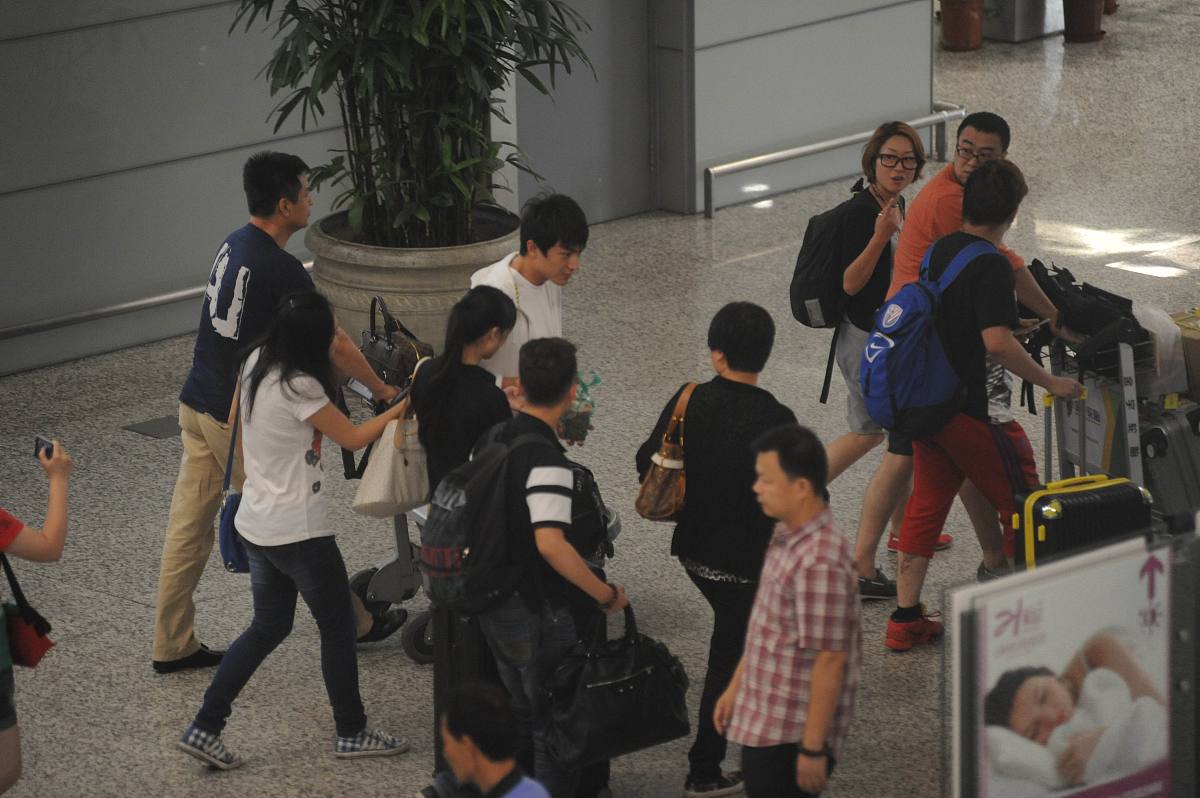 扬州生活科技学校禁坐电梯引争议：强制学生爬十几楼是否合理？