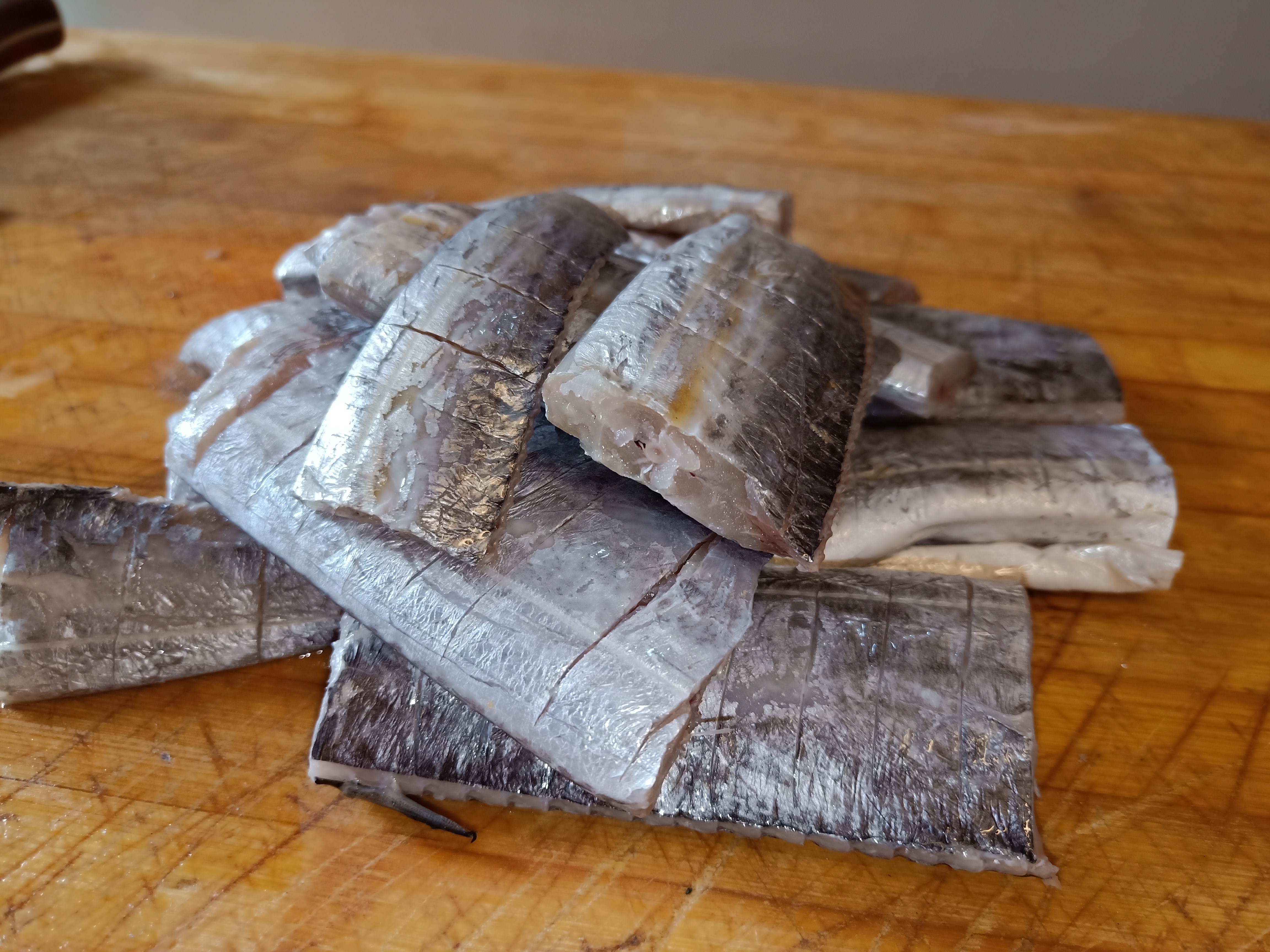 吃了20年带鱼,这样做最好吃!做法简单,鱼肉鲜嫩,比干炸还香!