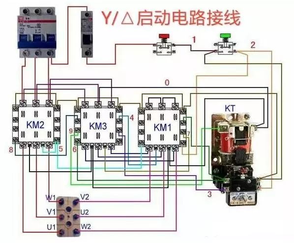 常用交流接触器实物接线图,觉得好可以收藏转发。 1、这是常用接触器控制负载接线图,简单明了,注意停止按钮和启动按钮位置不能错。 2、这是电源整流滤波电路实物接线图,上图用桥堆,下图用四个整流二极管,效果一样。 3、单相电机逆顺转控制接线图,这种情况在我们日常生活中使用比较多。 4、这是三相四线电度表互感器接线图,单相的互感器接线也有接互感器的,至于为什么要接互感器,有兴趣的可以查查资料,或在下面留言评论。 5、这个是水位控制接线图,这个不论工厂还是家庭都有用过,只是家庭用单相电机。 6、延时断电