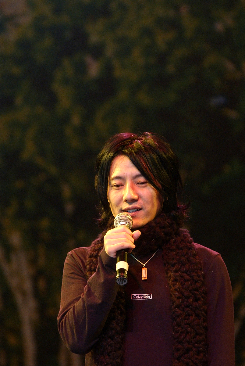 2006年1月6日,歌手郑钧回到故乡西安参加迎新年综艺晚会.+++_+++郑钧