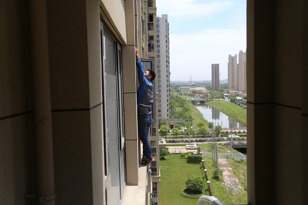 如果我是置业顾问我如何给客户推介这个客户？三利领事馆商铺剩余房源情况：剩余6套推介房源高新区全业态带租约独栋销售开发商三利房地产开发有限公司产权面积10229㎡一楼287843㎡二楼354618㎡三楼380439㎡车位200个左右使用权 一楼车位使用权几十个租赁商家爱悦月子已营业签约17年【承租商家】‘’爱悦月子‘’为成都月子中心行业领军品牌租约至20360710【租金】目前：454万年平均：58