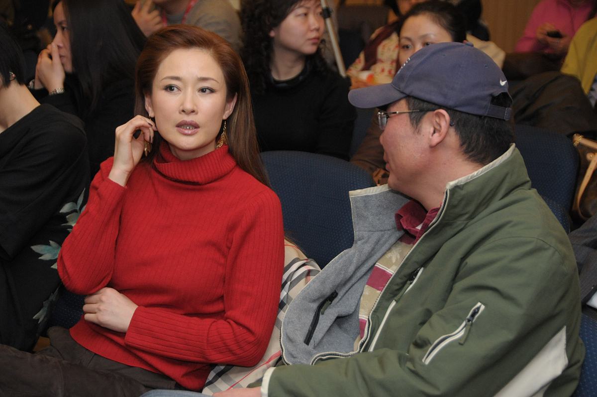 2009年2月11日,北京,电视剧《杀出绝地》举行发布会.盖丽丽与导演孙文