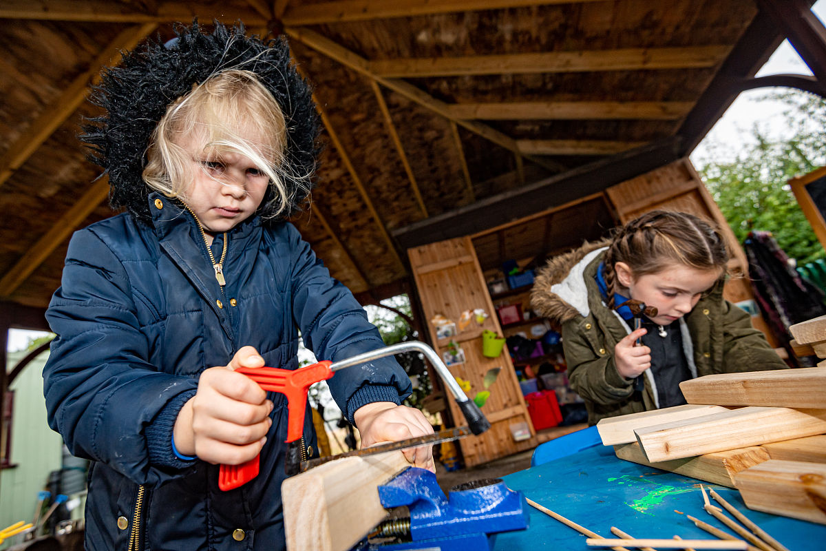 请以三个教学片段来说明引导——发现法、讲授法、实验——探究法各自的特点和适用范围。