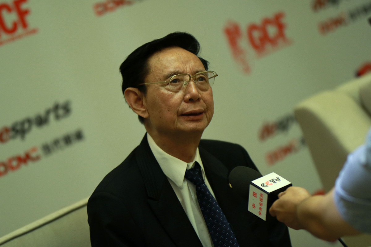 张忠谋将半导体行业分为设计、制造和品牌 只做代工而不做设计 写一段200字左右的开头