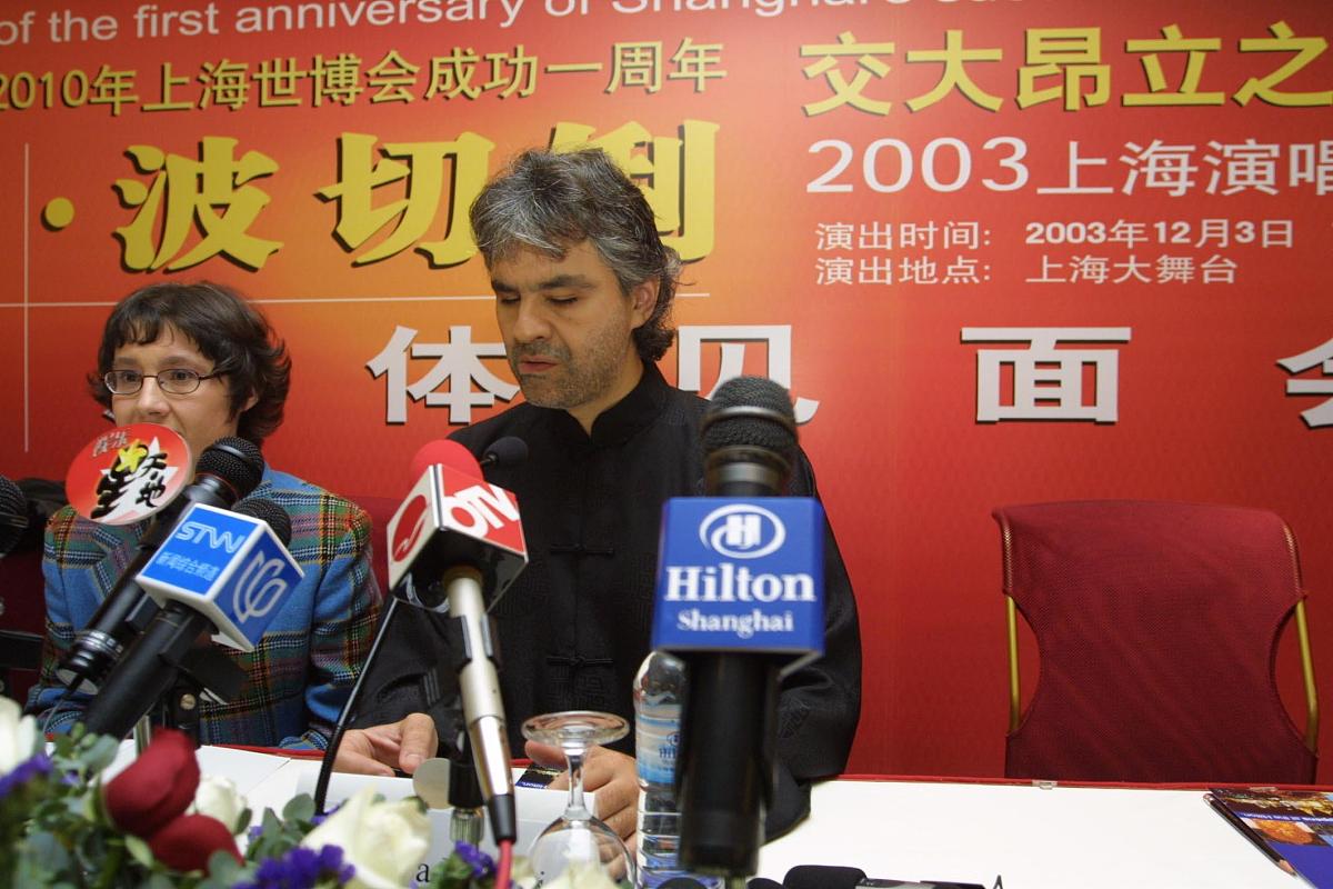 2003年12月1日,意大利盲人歌唱家安德烈-波切利(andrea bocelli)在上