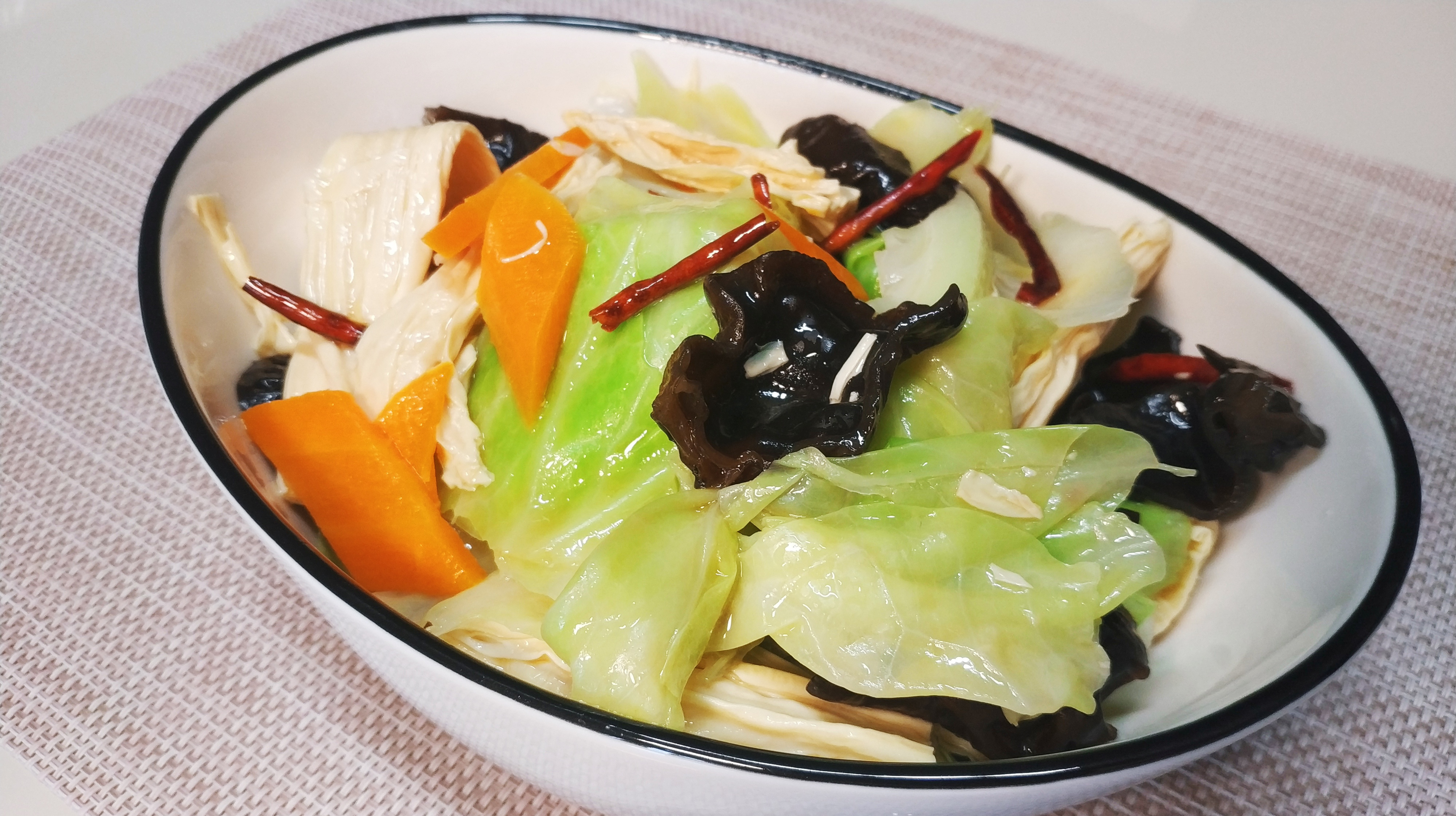 包菜爽脆有窍门,试试这个夏日做法,清爽开胃,比吃肉还过瘾