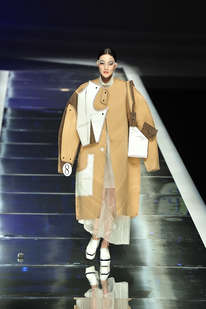 请帮我写出四个有关服装设计大衣系列的设计灵感介绍每个介绍不少于100字