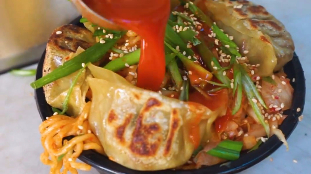 你吃过烤牛肉馅的煎饺吗?而且还是搭配着超辣拉面一起吃