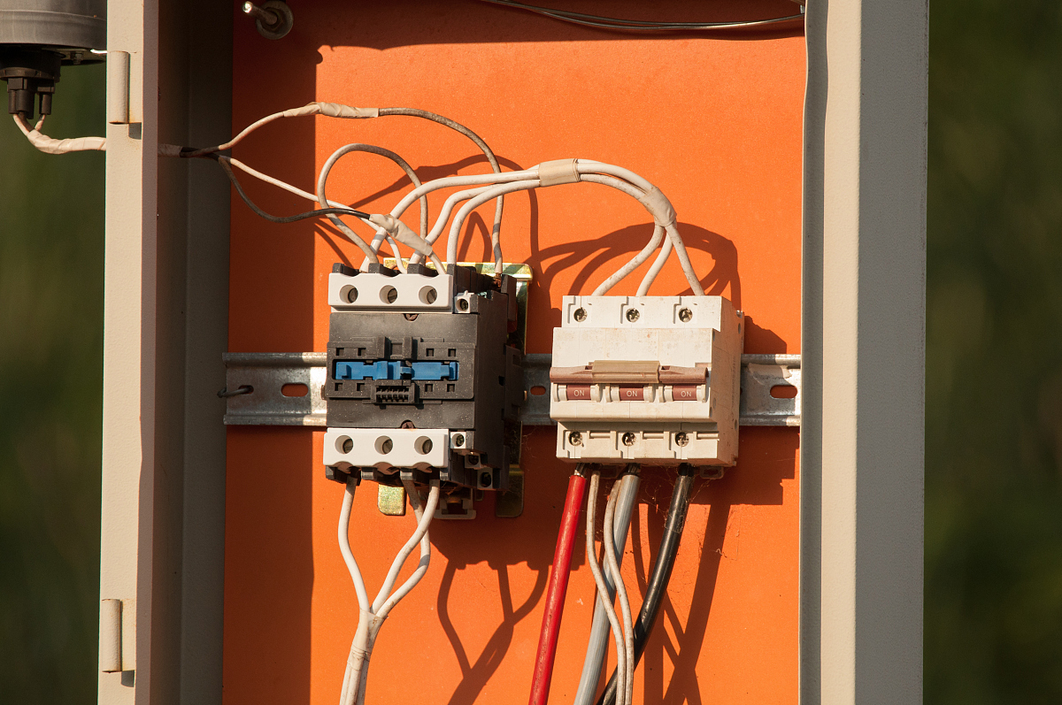 正泰漏电断路器跳闸后送不上电上端三相电正常