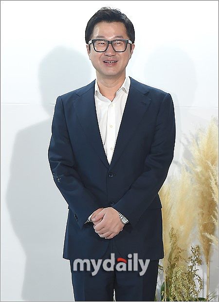 2019年10月12日,韩国首尔,明星出席婚礼新闻发布会.池尚烈