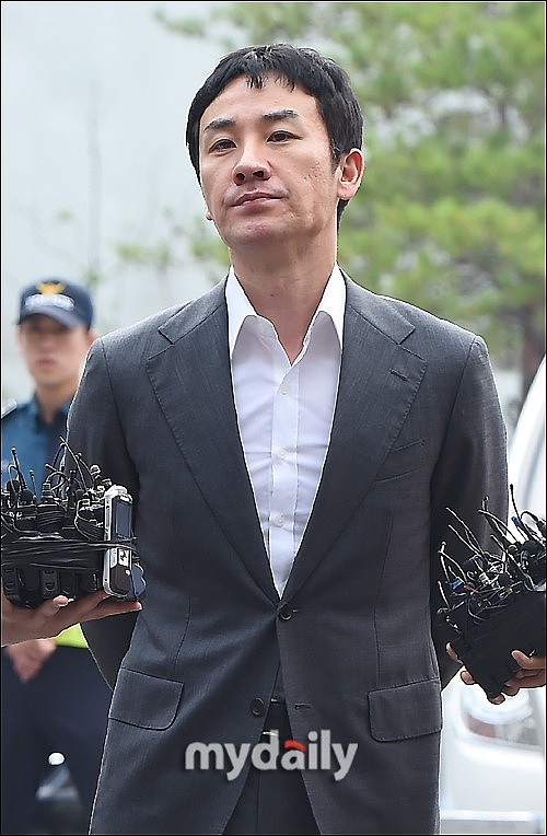 2016年9月1日,韩国首尔,严泰雄现身警署接受调查.***_*** 严泰雄