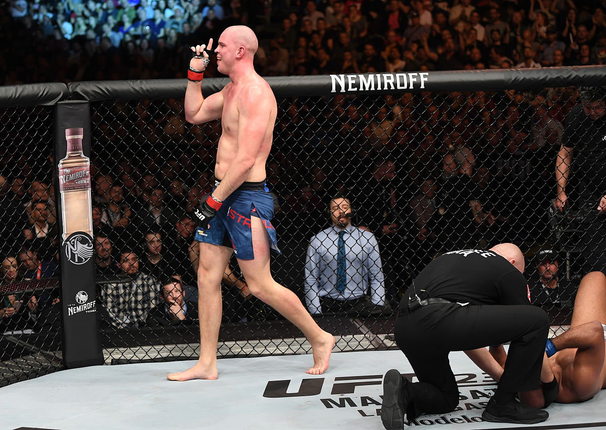 以专业解说的角度 解说一下WWE RAW1542期AJ·斯泰尔斯战胜查德的比赛