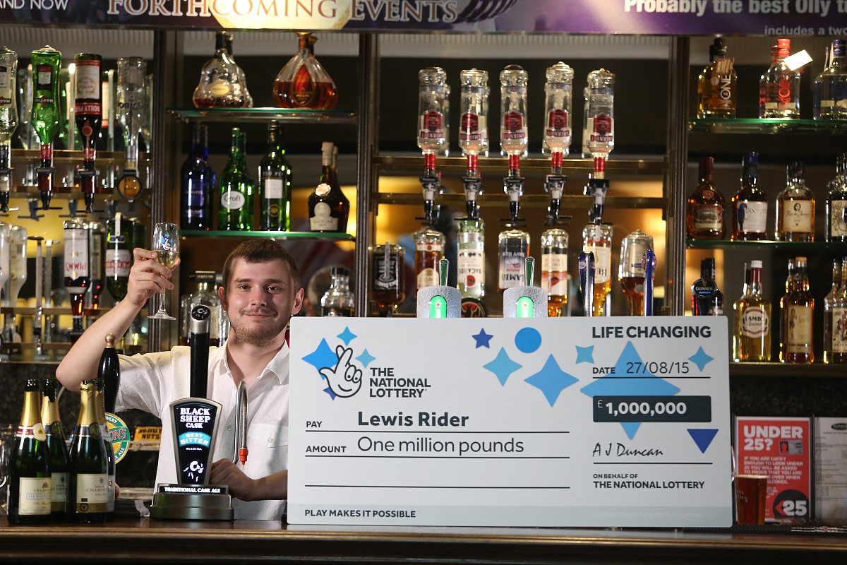 本人石一名小学计算机教师本学期主要讲三年级的scratch编程六年级的3Done。请帮我写一个学期末的不少于2000字的个人工作总结。