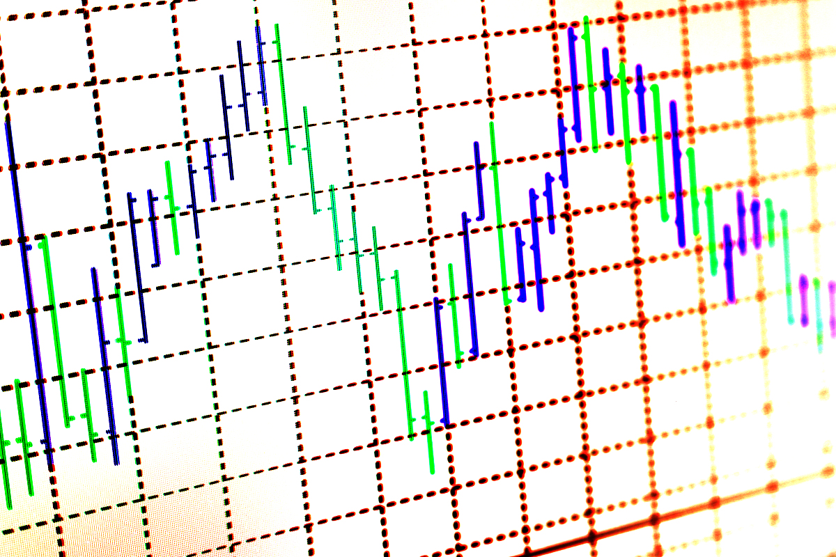 day1 1000 day2 10 51 day3 1083 day4 1102 day5 1100a Calculate the series of daily log returns in b What is the accumulated return over the five days Compare this value with what you would have obtai