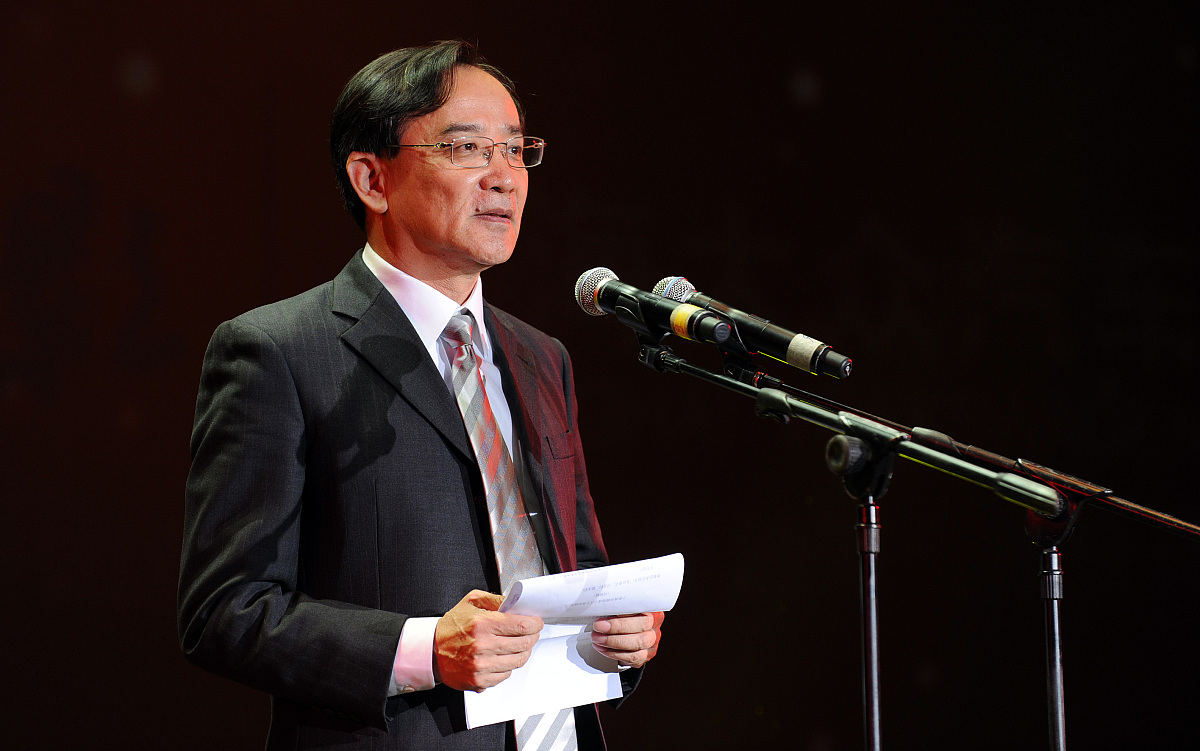 改编下面一段话衷心感谢王建国教授。王老师勤恳的工作态度严谨的治学精神