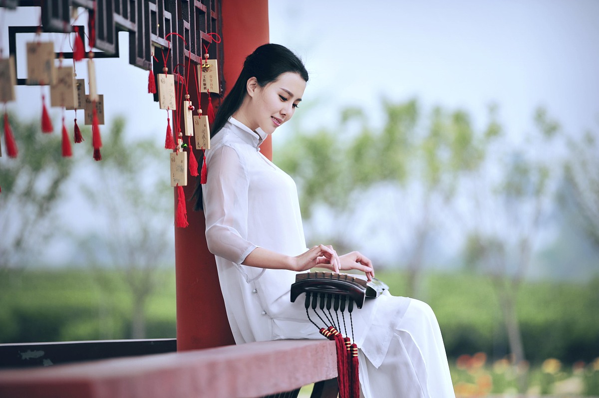 描写一段拜佛女子的外貌