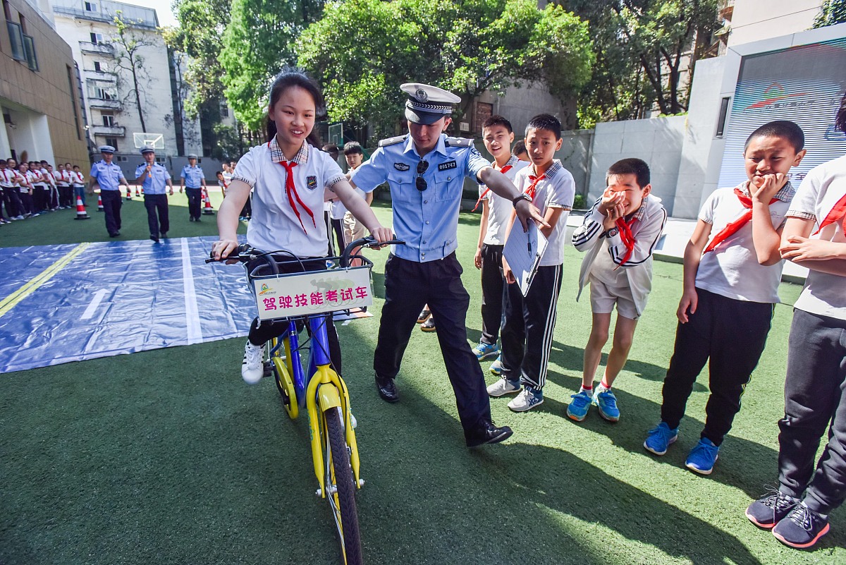 重庆经济贸易学校2021年招生对象：初中生也可以报考！
