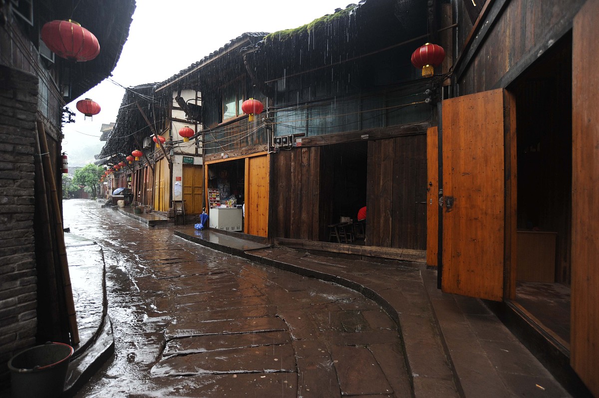 用西班牙语翻译以下内容要求语法正确。近年来随着中西方交流的加强以及中国经济的崛起越来越多的西班牙人开始学习中文。在这种情况下中文教育对西班牙本土对中国文化、中国历史和中国社会理解的影响也变得越来越重要。一、中国文化中文教育对西班牙人了解中国文化有着重要的影响。通过学习中文西班牙人可以了解中国的传统文化和现代文化从而更好地了解中国人民的思想、价值观和生活方式。此外中文教育也有助于西班牙人更好地理解中