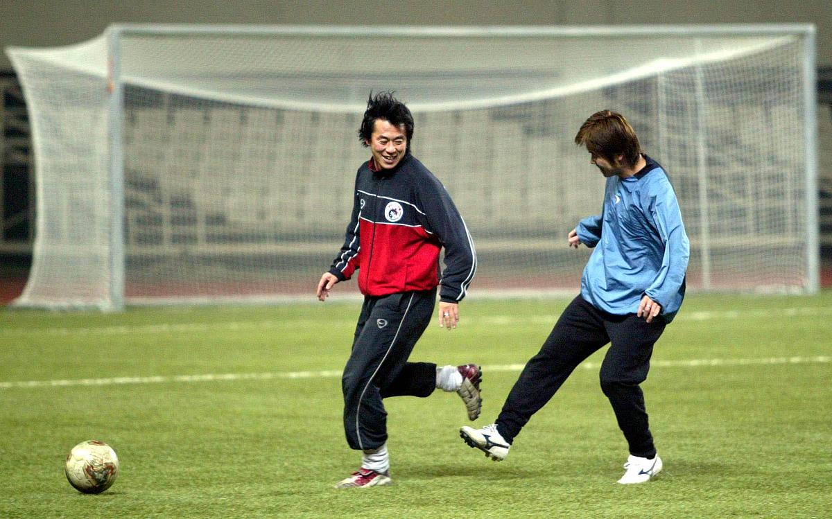2003年11月19日,充满新鲜,好奇感觉的辽足队员在绿岛博览中心备战即将
