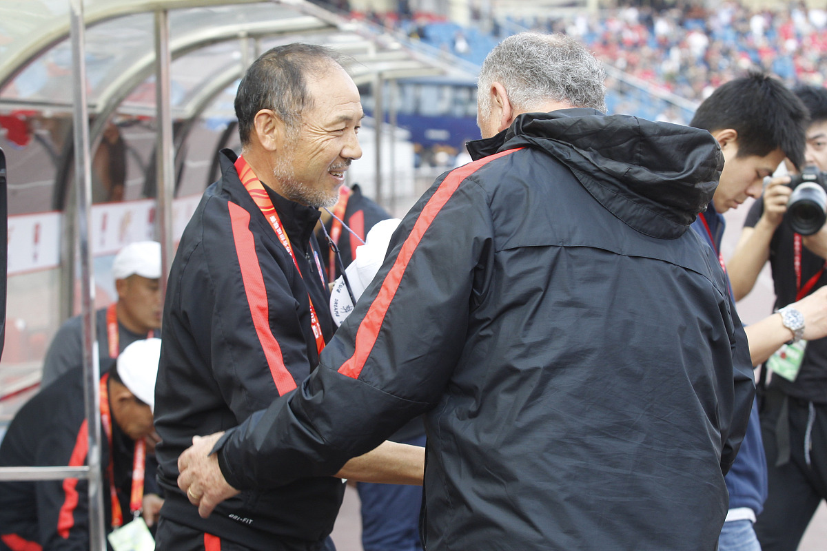 给这个稿子写5句用户跟评：萨马兰奇请吃饭！24年前杭州老人用手机直播中国女排