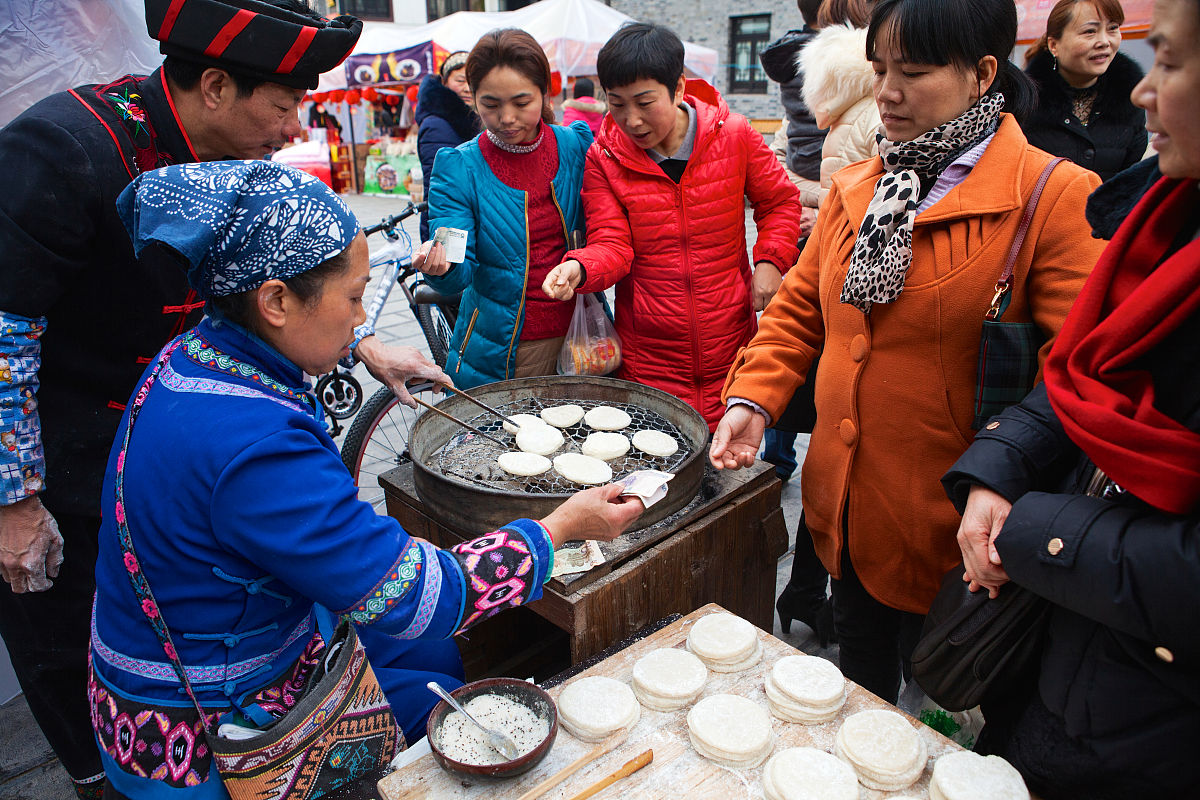 2015年2月4日,湖北恩施,糍粑烤着吃,吃货们现场鉴定.