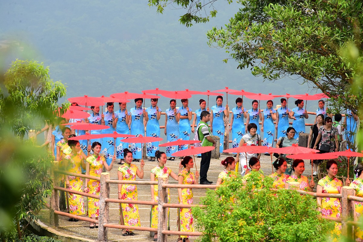 2017年5月14日,来自两岸三地的千余名旗袍爱好者,在广东东莞观音山国