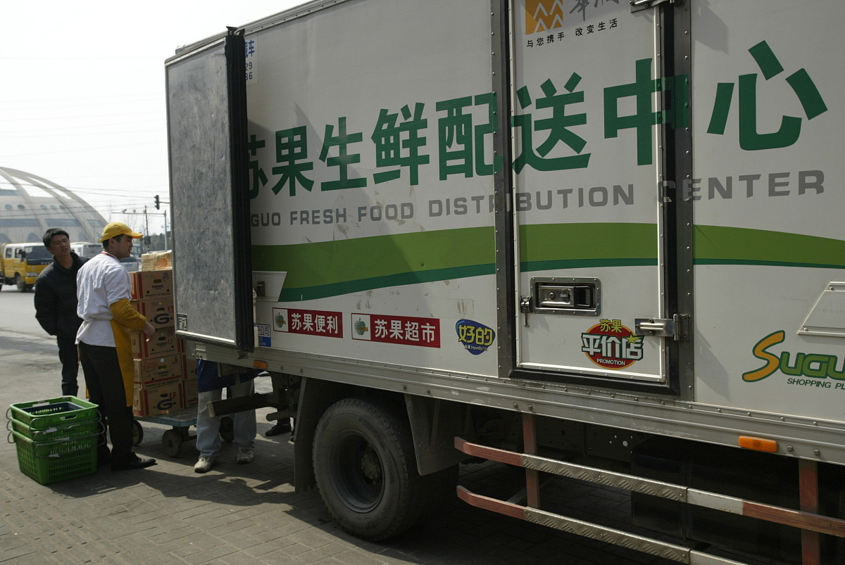 61注重传统生鲜销售与生鲜电商结合提升清远市生鲜配送基础建设水平随着疫情的消退线上鲜品或许逐渐被线下所取代但对于生鲜消费来说当前传统生鲜销售与生鲜电商相比互斥还是有更多的互补之处如前文所提到的多种模式驱动配送发展而生鲜电商的未来拼的更多的是精细化运营管理能力从采购、物流、仓储、产品结构、定价、包装、配送、会员运营和营销管理都需要一整套运营体系来支撑。在此平台可以借助各大传统生鲜卖场及网络市场销售的