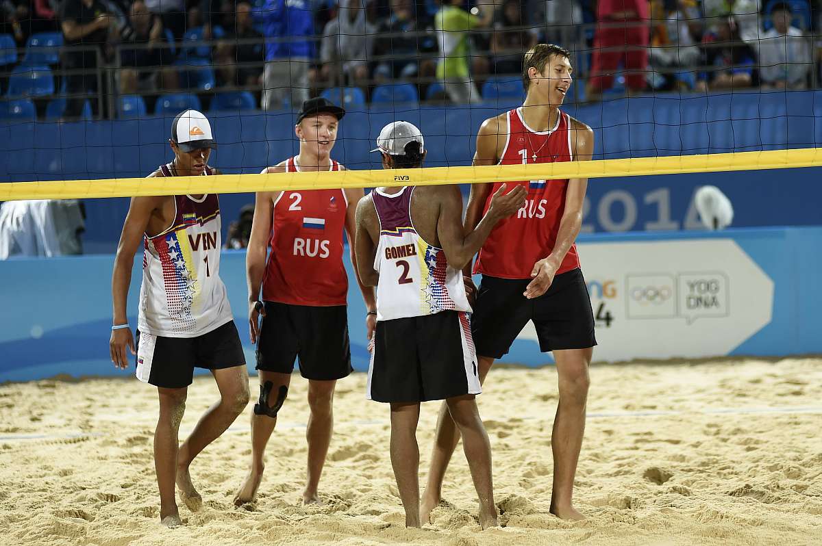 写20条简短的微博体评论：首战告捷！杭州亚运会男子沙滩排球预赛 中国队战胜对手