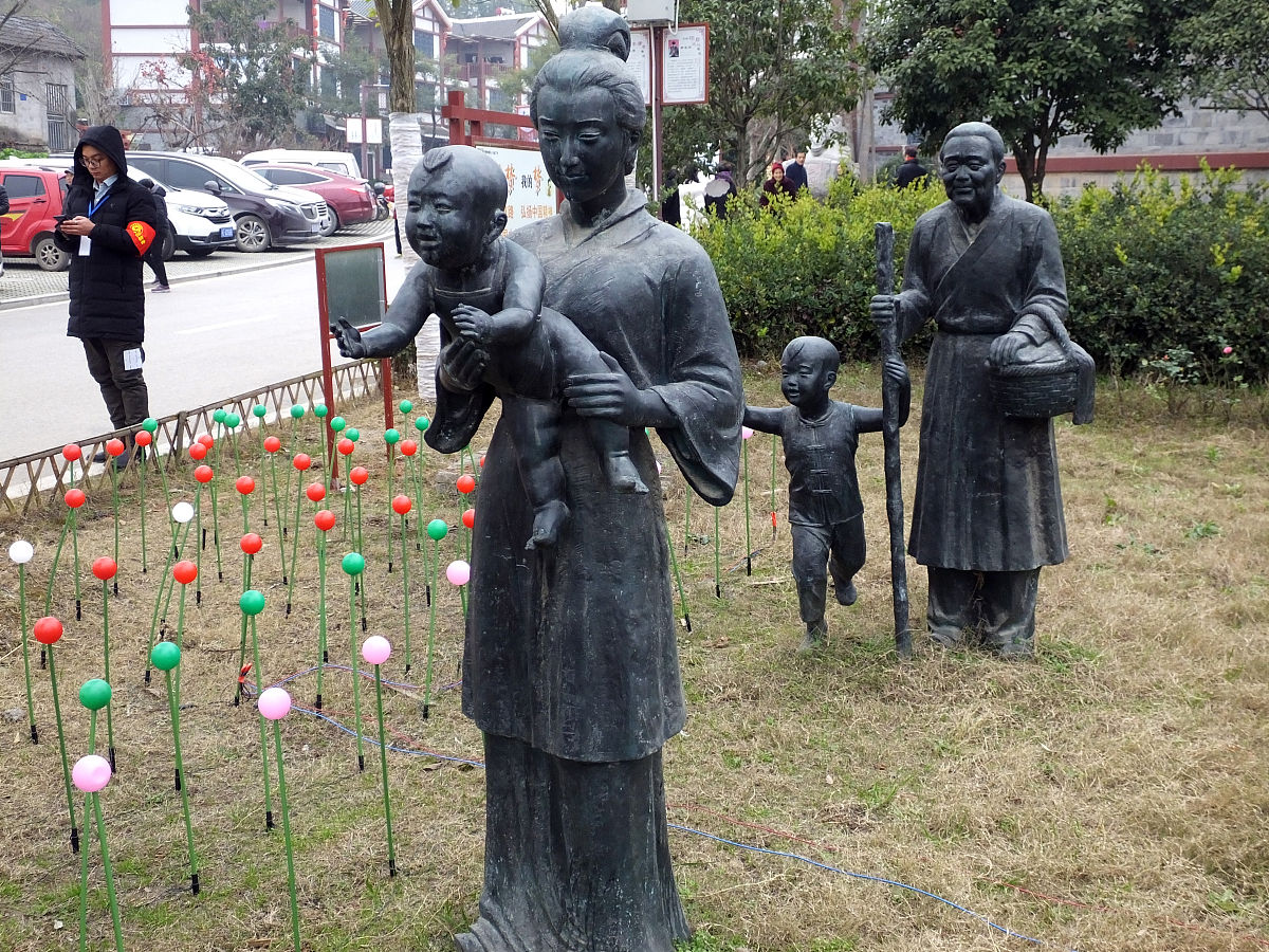 2020年1月1日,湖北宜昌,宜都青林古镇上的塑像趣味无穷.