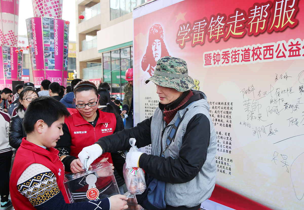 围绕志愿者线下互动机会较少写一段论述结合具体事例不少于800字