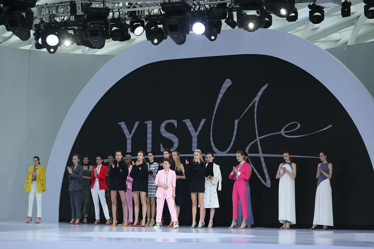 时装周静态展：资金紧张？