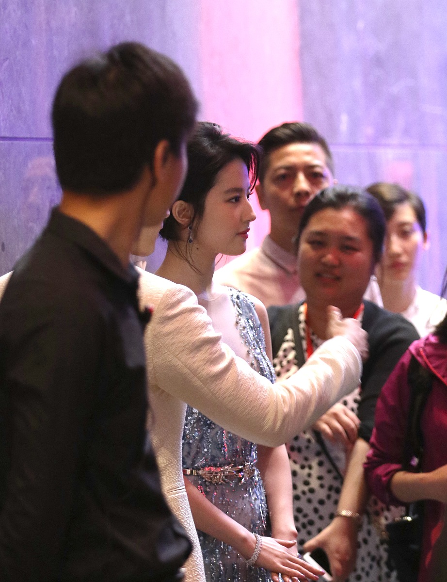 胡歌暖心举动破尴尬！刘亦菲笑容重现，网友盛赞绅士风度