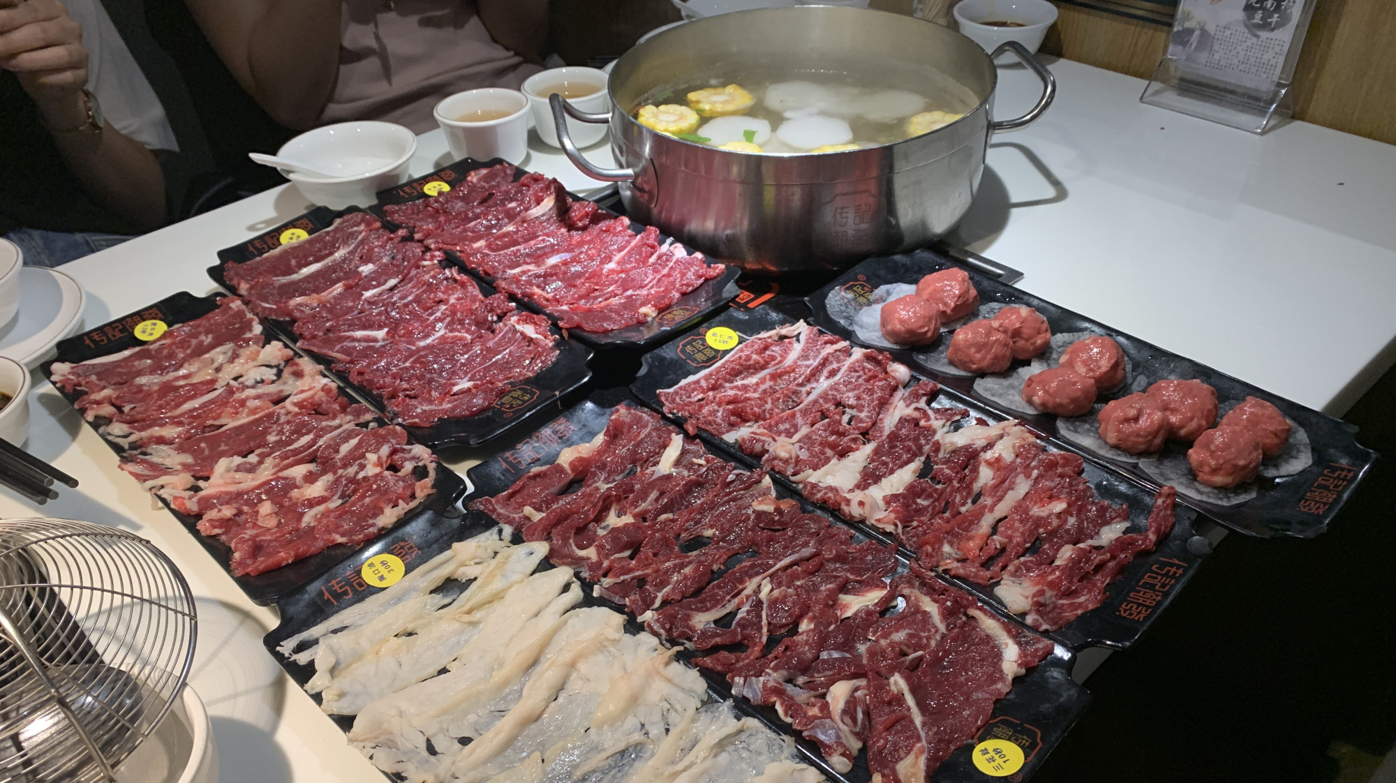 广州最新鲜牛肉火锅,一头牛的肉只卖3小时,顾客可吃11种牛肉